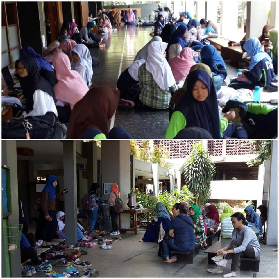 Suasana Mesjid Salman ITB yang selalu menyejukkan hati