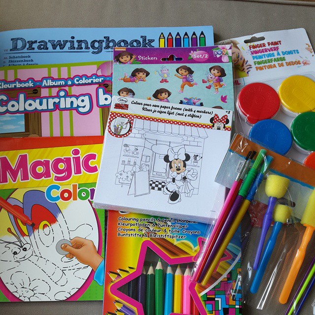 Perlengkapan Perang Runa. " Walopun Bunda ga bakat gambar dan aktivitas sejenisnya (gambar gunung aja udah ditahan2 biar ga keluar) dan cuma bs gambar hewan kucing doang. Tapi akhirnyaa.. Bunda mempersiapkan ini buat bekal bermain Runa