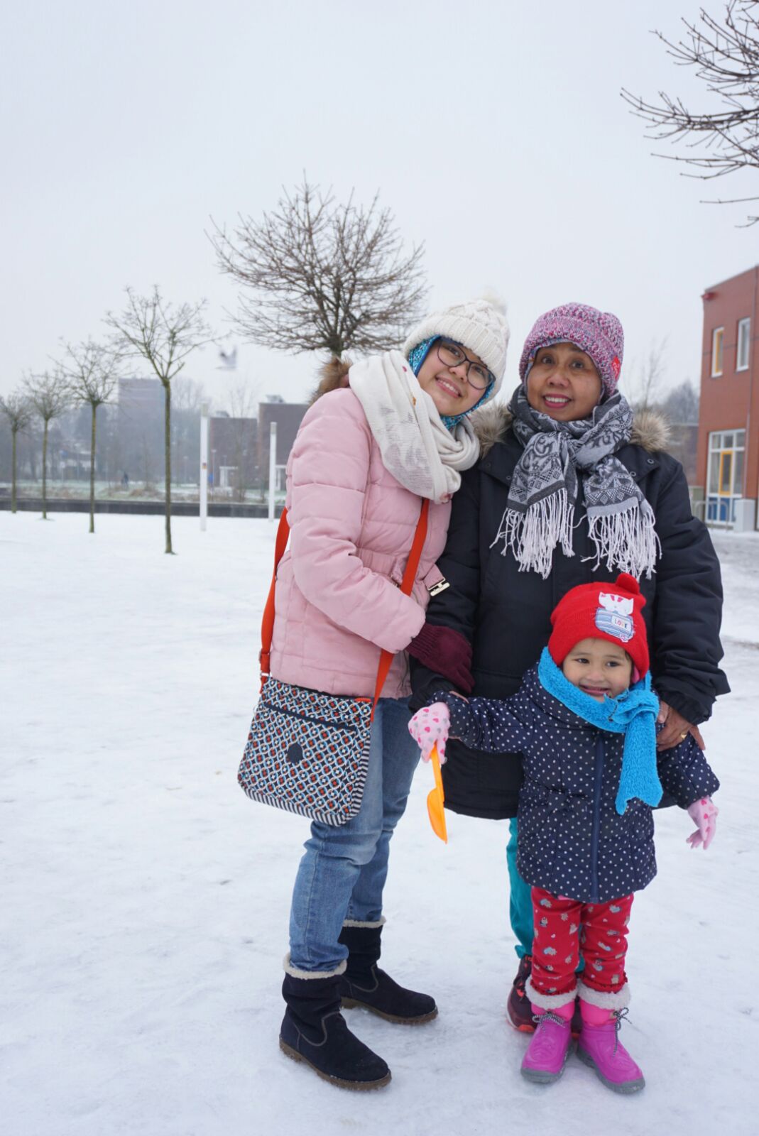 Mama juga ga mau ketinggalan dong berfoto di salju