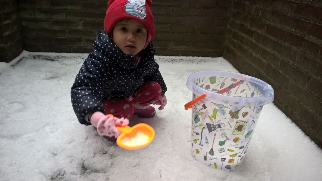 Runa ikutan main salju (es) di depan rumah