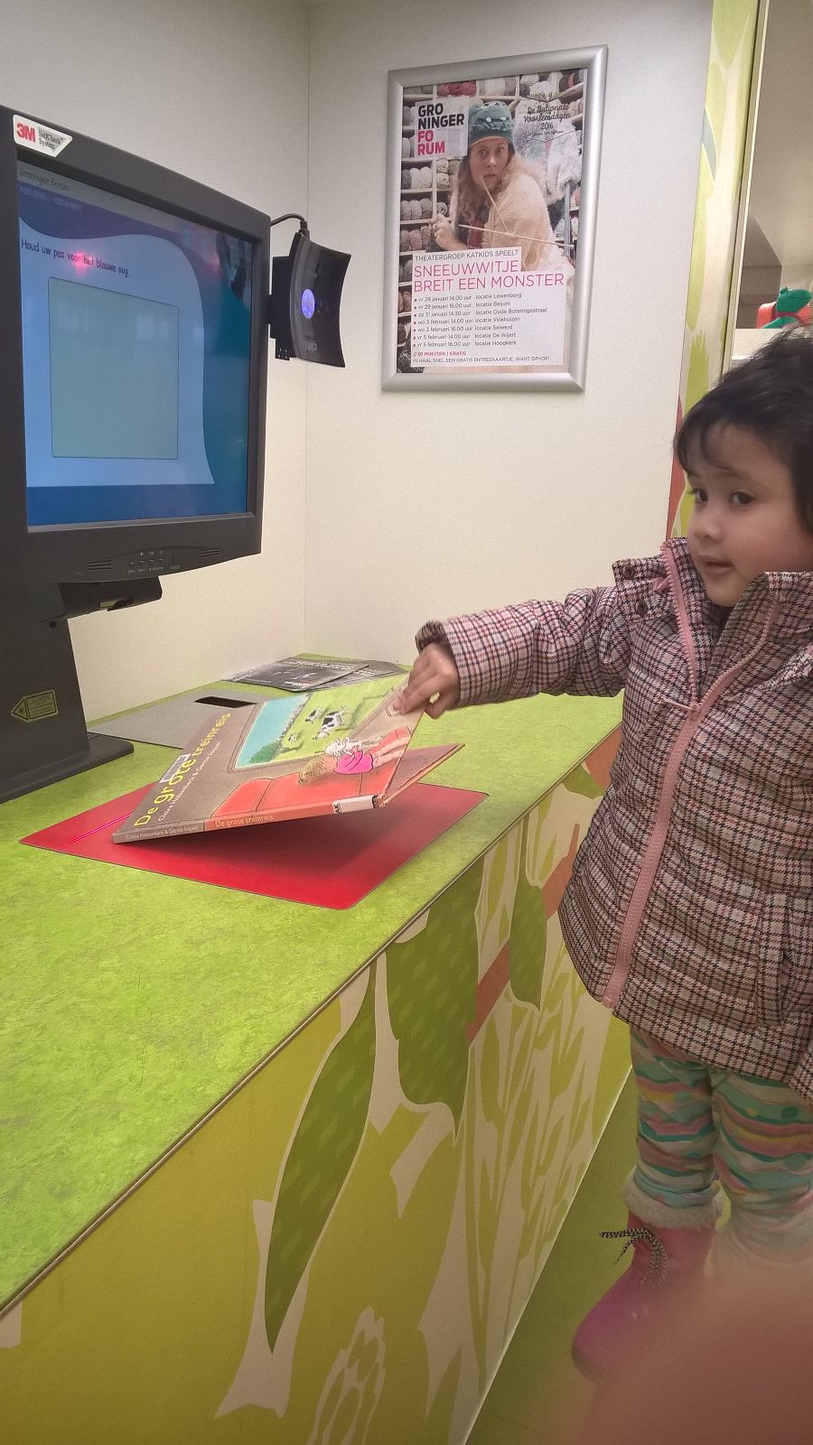 Runa pinjem buku di bibliotheek