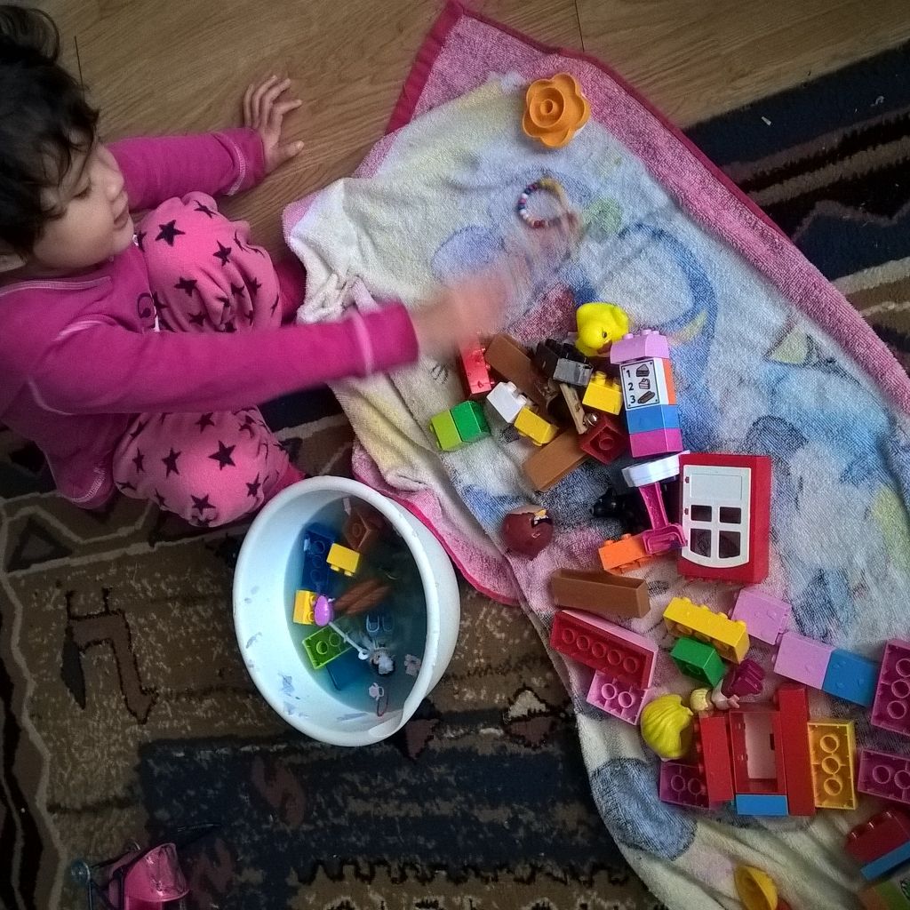 "Legonya berenang, Bunda!"