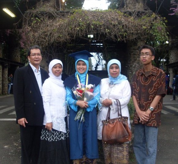 Our Family: Papa, Kakak, saya, Mama, Pay2