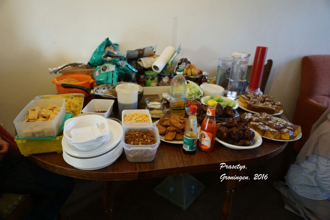 Menu Kemenangan Kajuit: Nasi Kuning - Ayam Panggang - Tahu Campur, dll