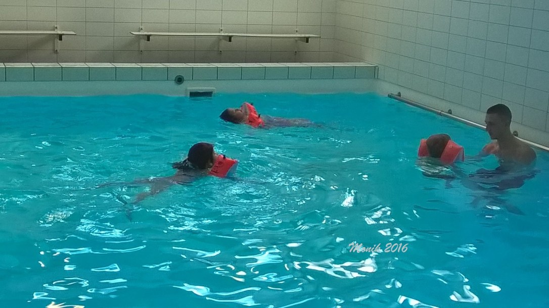 Aksi Mbak Mayya saat berenang. Mbak Mayya lagi gaya punggung tuh