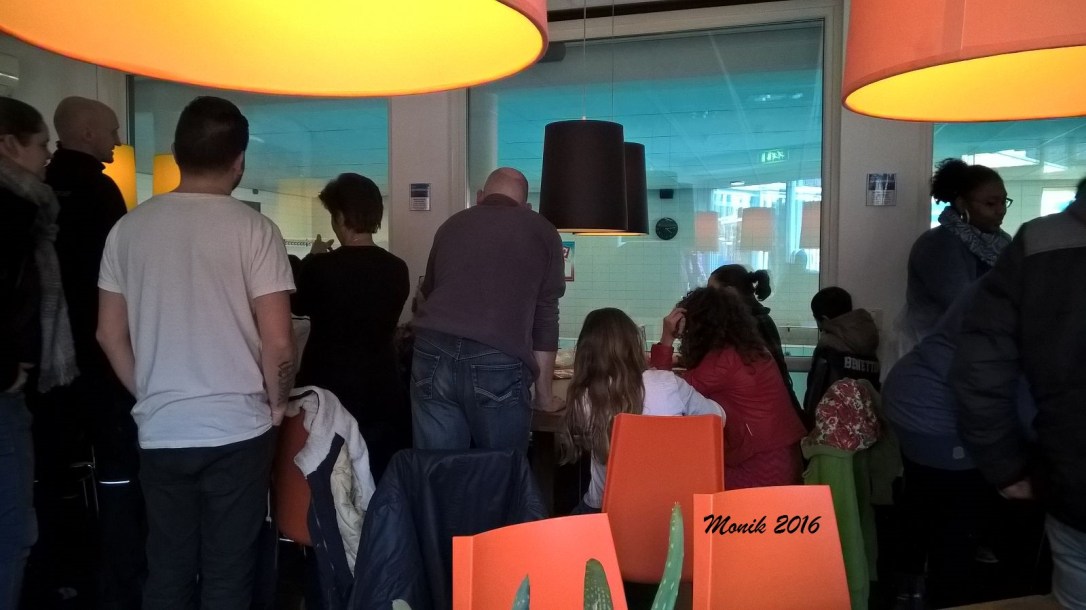 Orang tua antusias mengantar dan melihat anaknya berenang