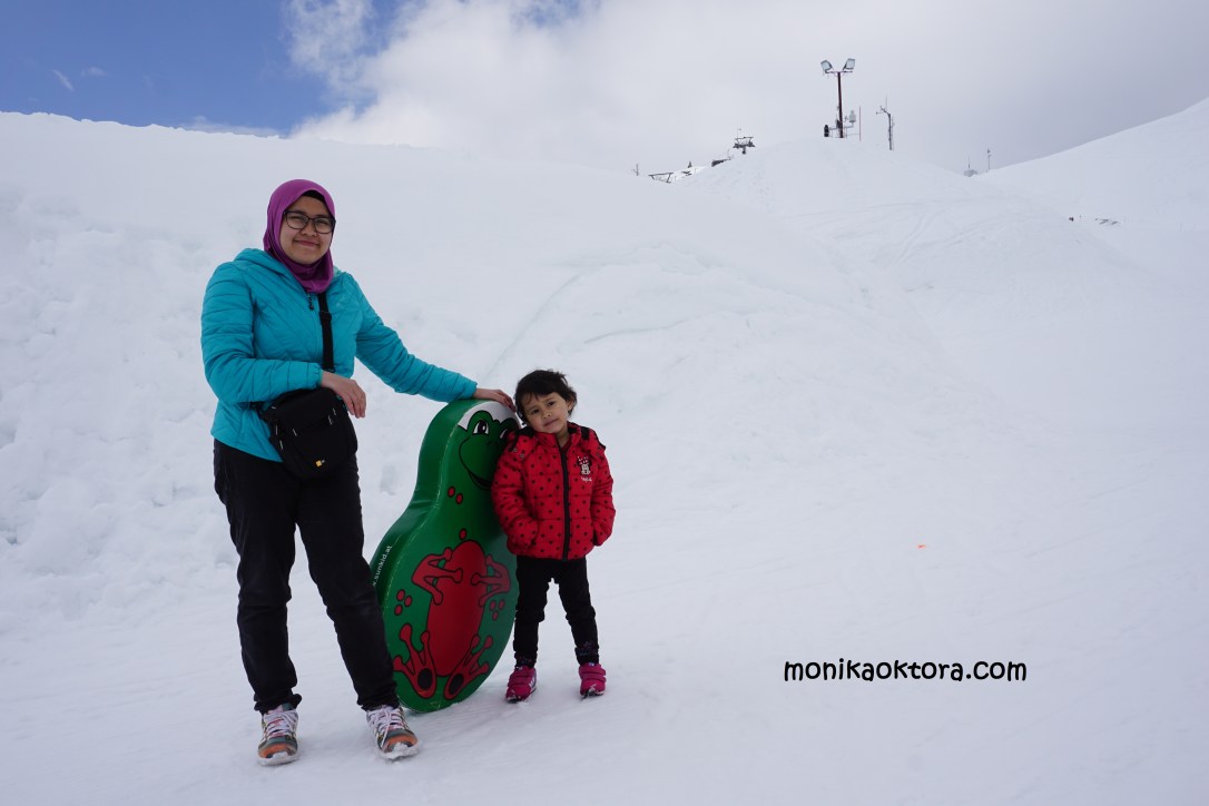 Main sama Runa. Ada arena permainan untuk anak-anak juga lho