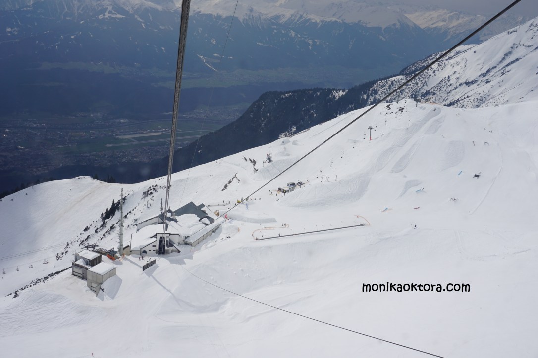 Pemandangan dari dalam cable car 