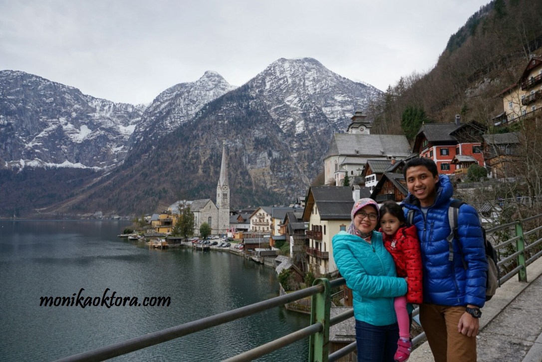 View danau, pegunungan, dan Desa Hallstatt