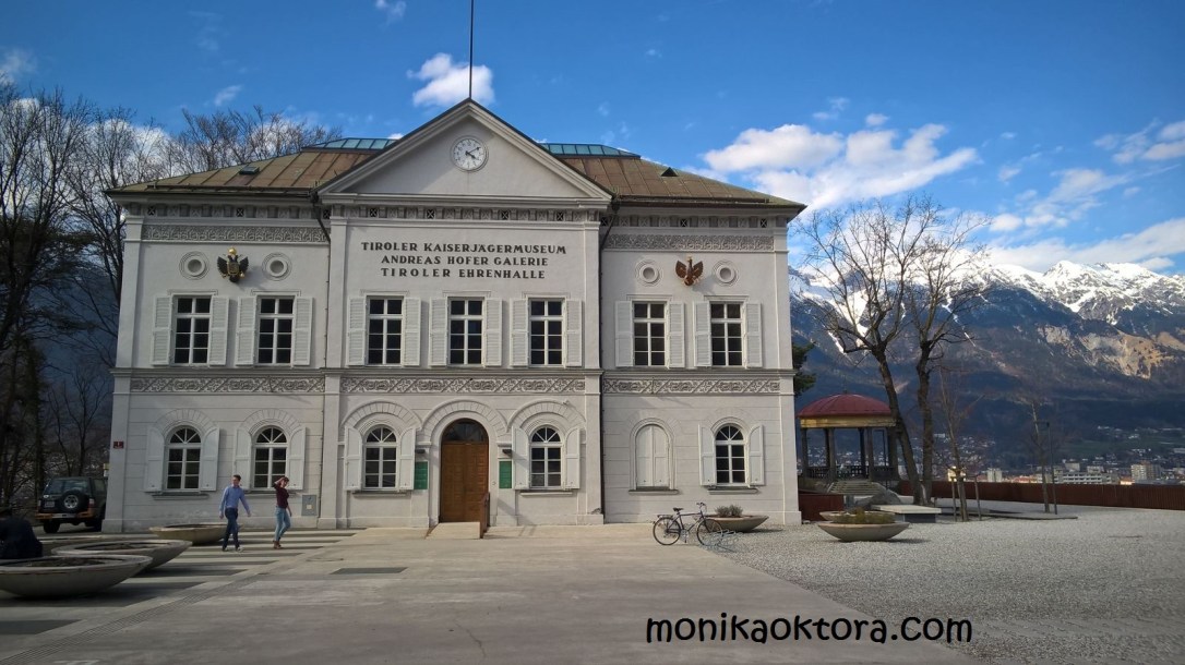 Pemandangan sekitar Tirol Panorama. Tirol Kasierjagermuseum, sebelahnya ada  Pavillon (panorama point), yang kuning kecil itu
