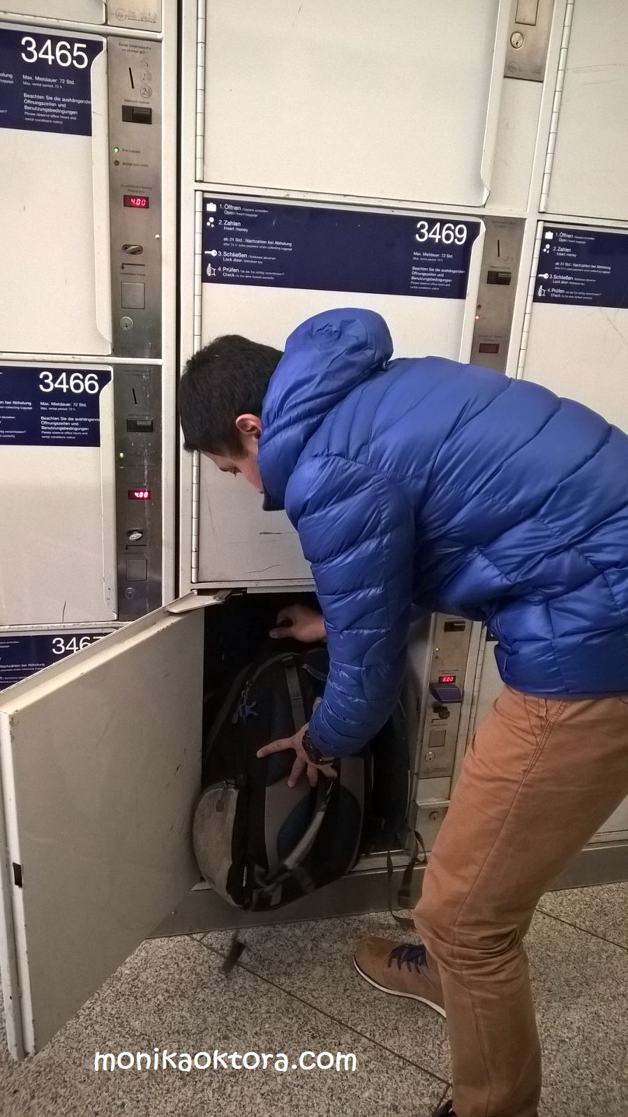 Menyimpan barang di Stasiun Munich. Kalo gak salah 4 Euro untuk seharian (di loker yang besar)