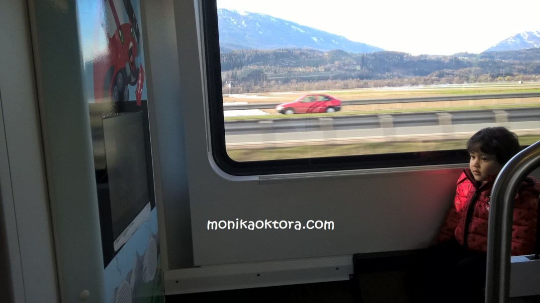 Spot anak-anak di kereta Austria-Jerman