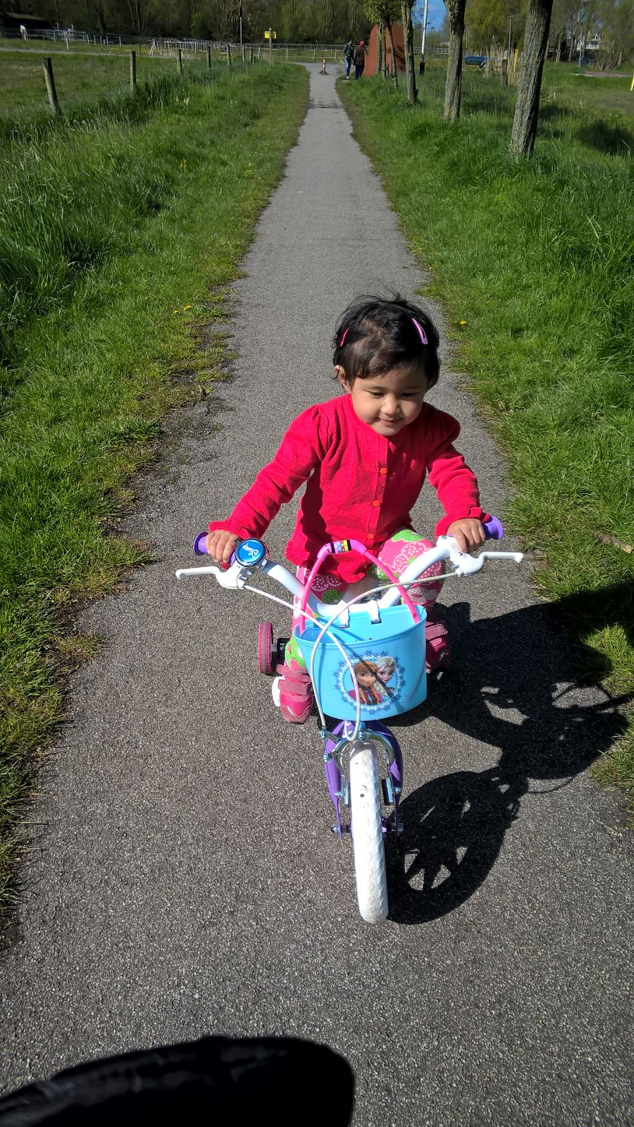 Runa yang sedang hobi bersepeda sendiri. Kadang gak mau dibonceng bundanya
