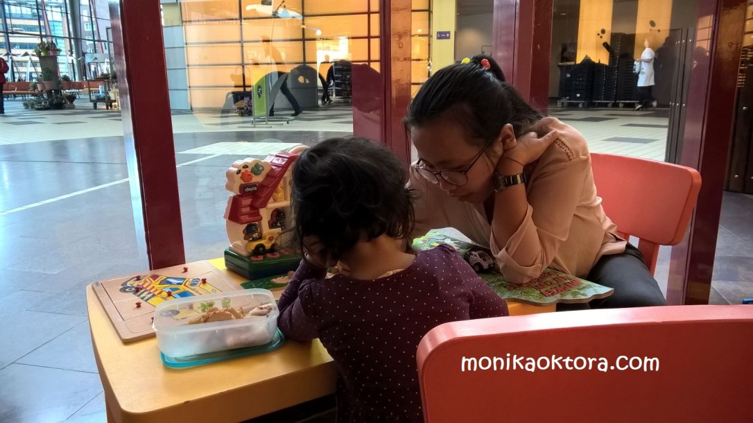 Ruang tunggu ada fasilitas bermain untuk anak (di setiap ruang tunggu poliklinik UMCG lho!) Jadi kalo bawa anak, gak akan bosen dan mati gaya