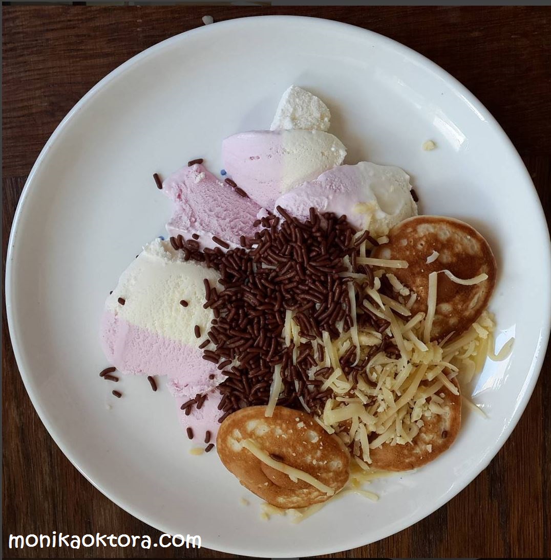 Menikmati cemilan "sehat" ala Monik: Poffertjes-ice cream vanilla straberry-cheese-hageslag