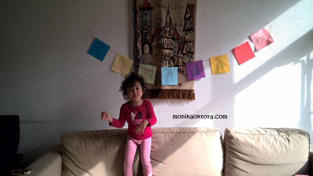 Karya Runa dan Bunda. *Maapkan Runa yang masih jabrik belom sisiran dan belom mandi, hihi.. maklum bangun tidur defaultnya main sama makan, mandi nomor ke sekian