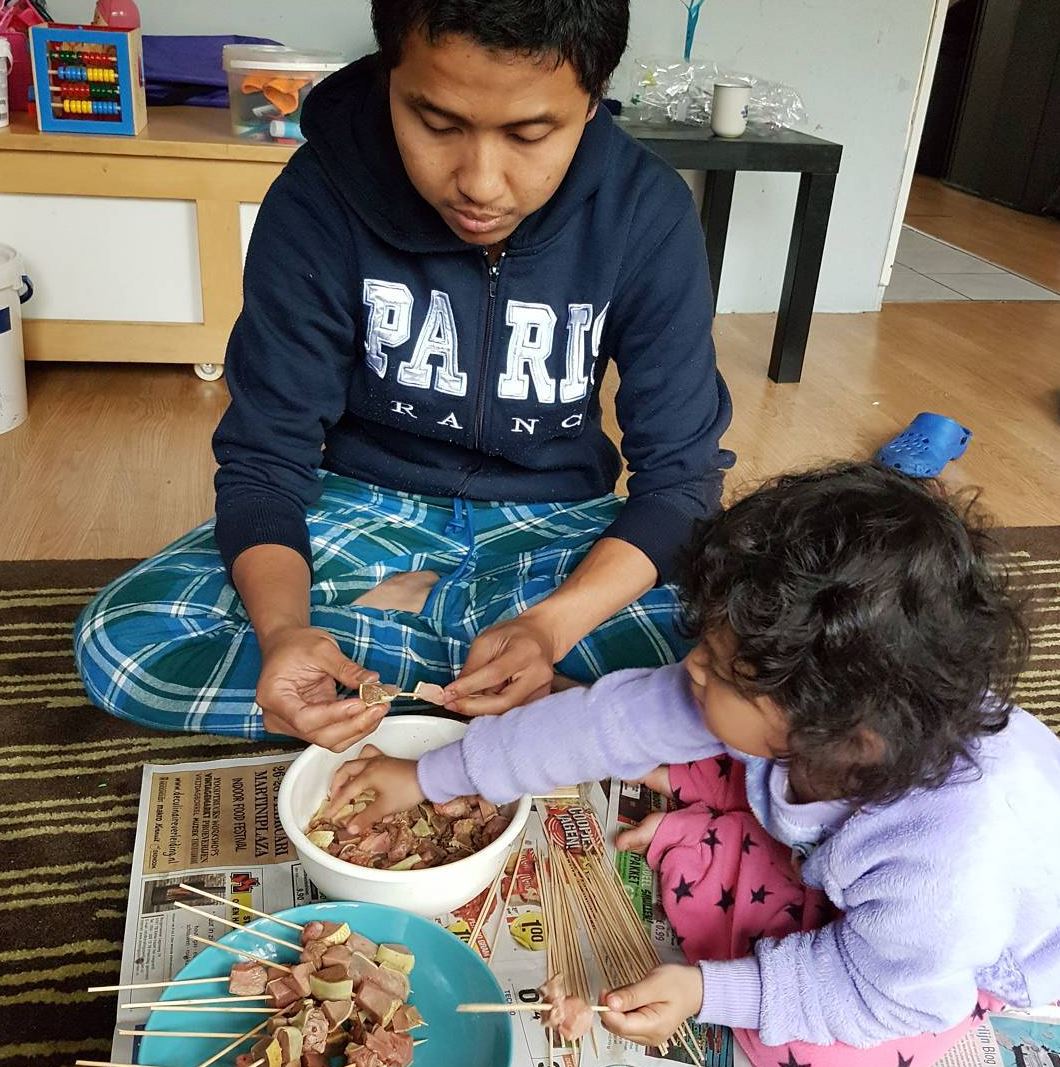 Kegiatan menusuk-nusuk sate sambil ngabuburit sama Ayah dan Runa