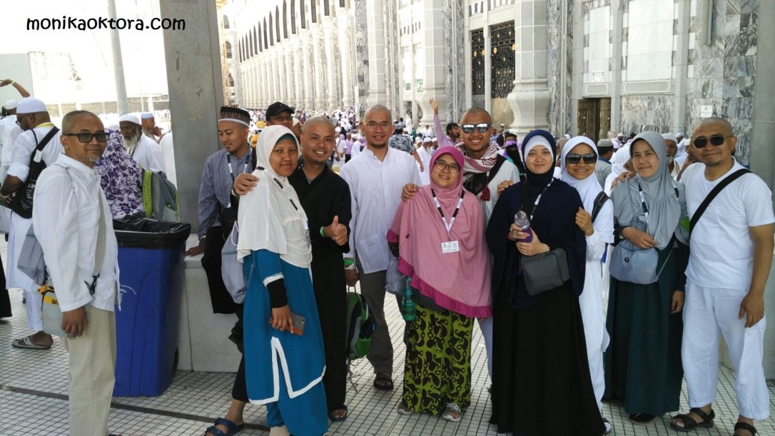 Setelan lain-lain selain ihram. Itu saya dengan daster batik andalan, maap setelannya nabrak sana sini, haha.. maklum baju yang tersedia saat itu yang itu, yang penting tetep syar'i