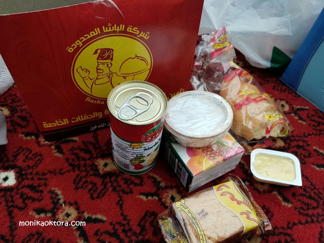 Salah satu kotak konsumsi yang dibagikan di maktab Mina. Isinya ada roti, selai, minuman kotak, humus.