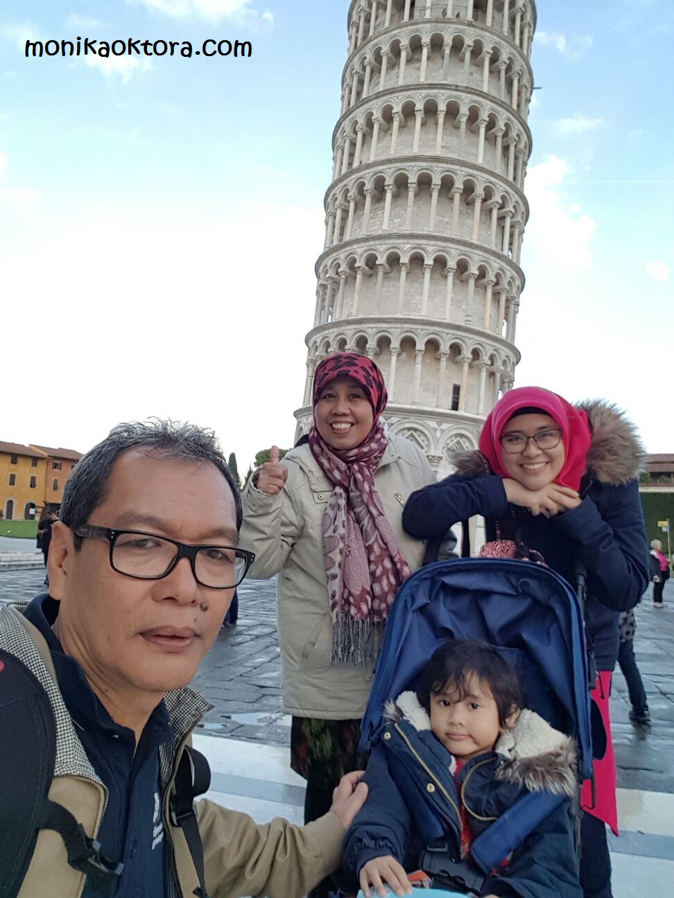 Begini posisi kami kalau lagi wefie, harus nunduk biar Runa yang di stroller bisa kefoto juga. Dan pasti yang megang hp ya Papa kan tangannya paling panjang :P