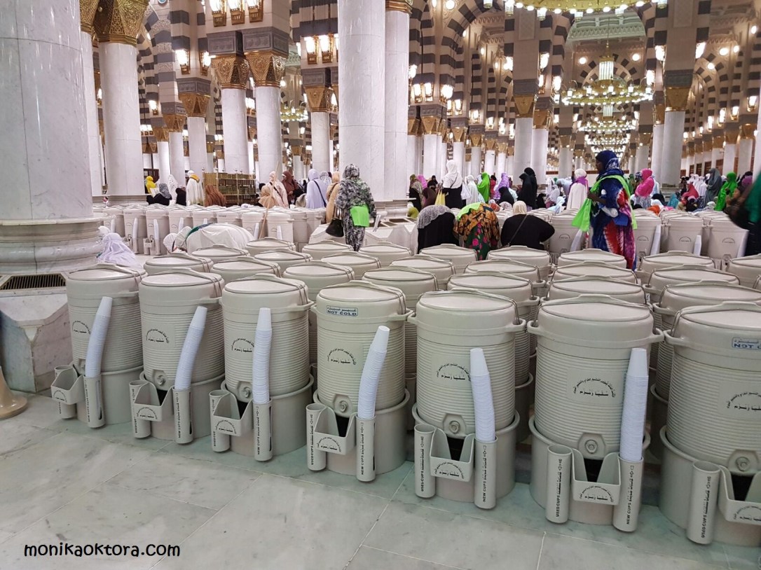 Galon air zam-zam di Mesjid Nabawi