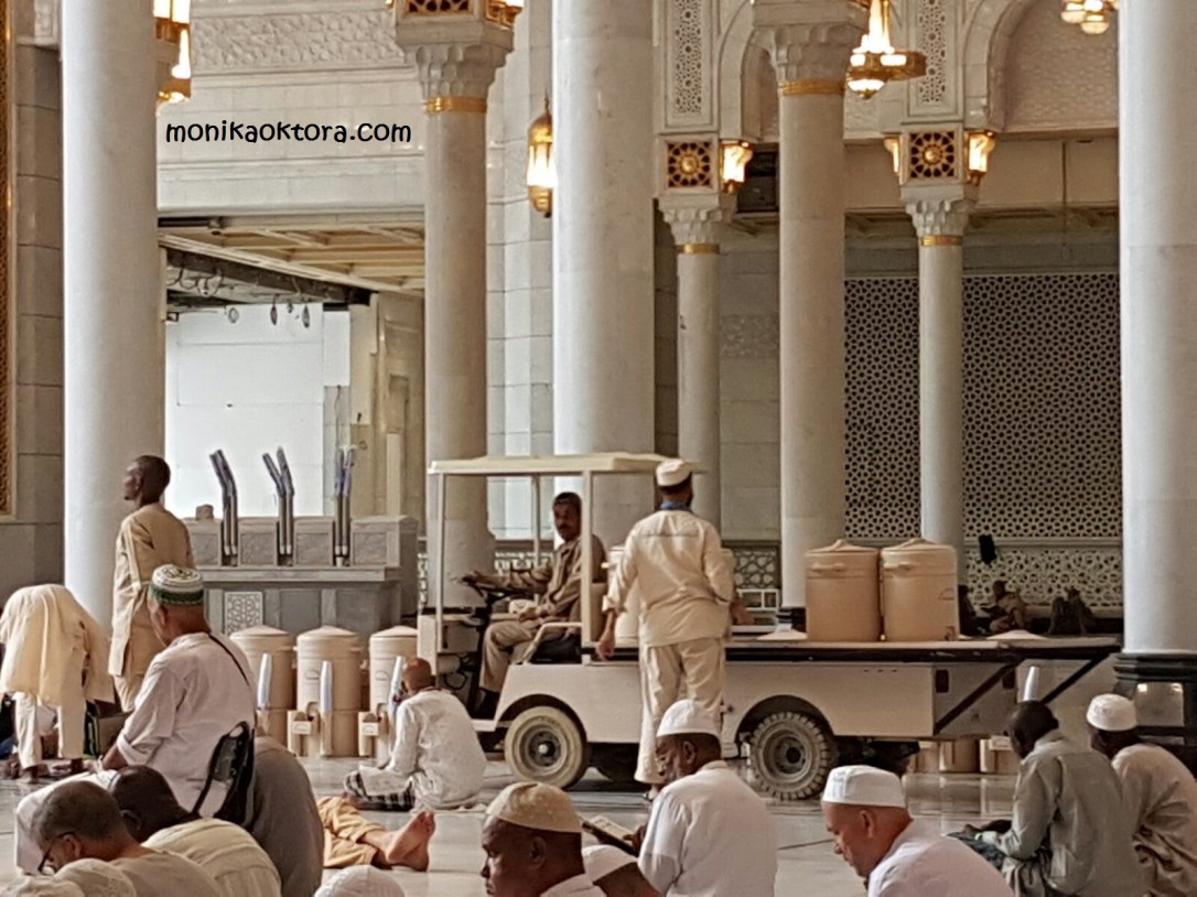 Petugas yang selalu mengisi persediaan air zam-zam di galon-galon yang ada di Masjidil Haram