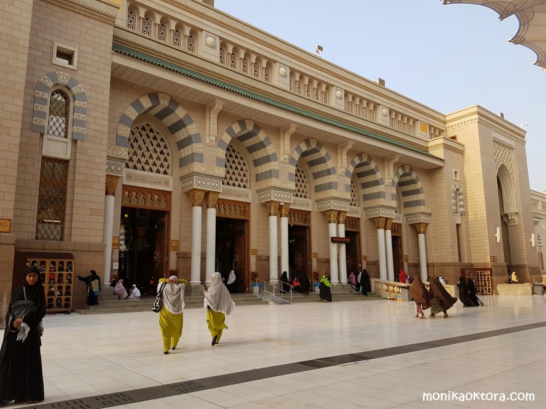 Salah satu bagian dari pintu-pintu Masjid Nabawi adalah 5 pintu yang berdampingan