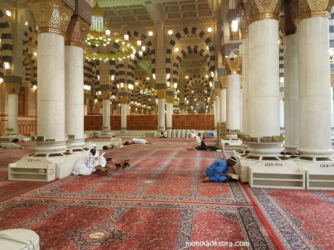 Bagian dalam Masjid Nabawi, tempat ikhwan
