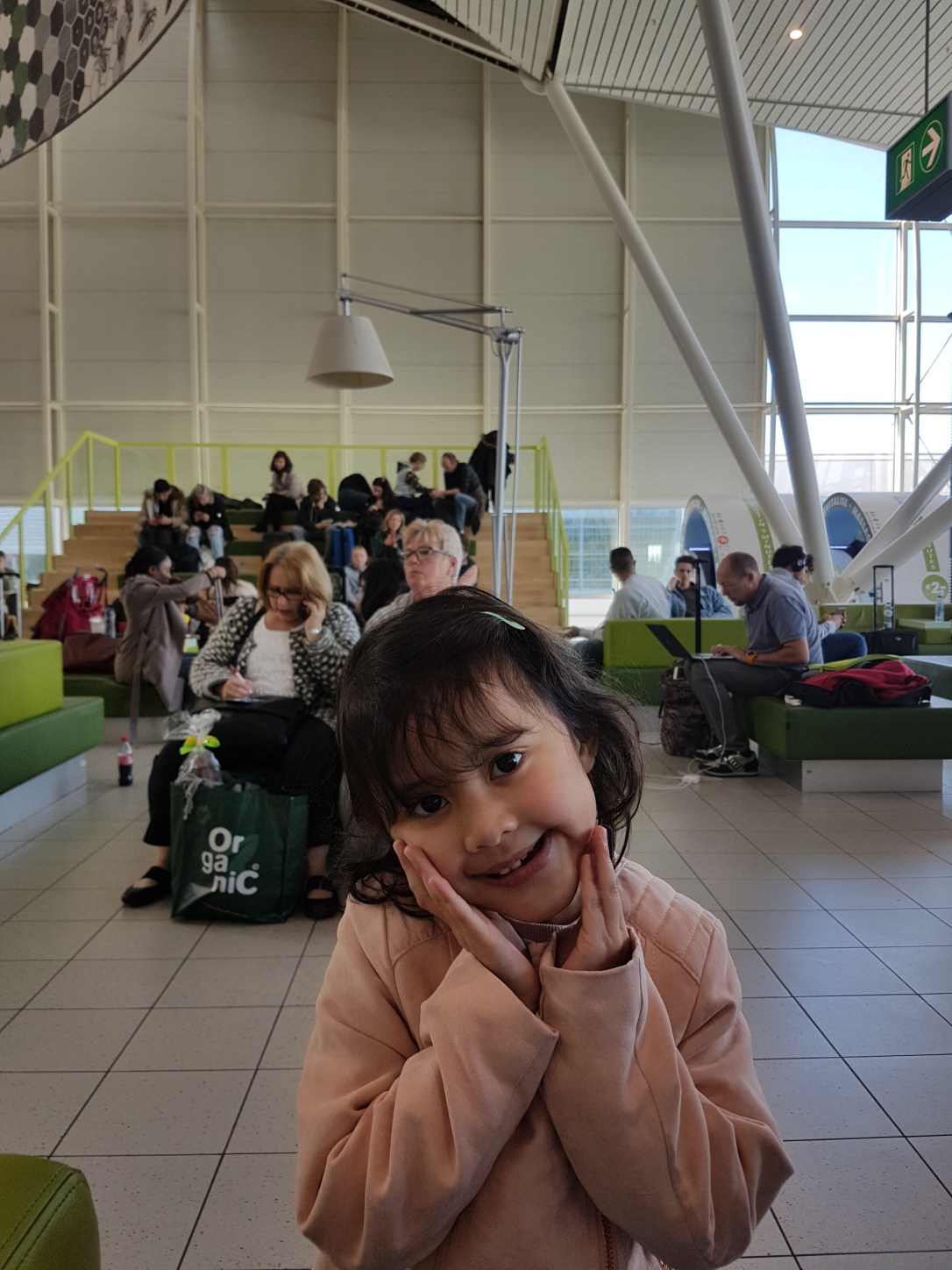 Di ruang tunggu boarding bandara Schiphol